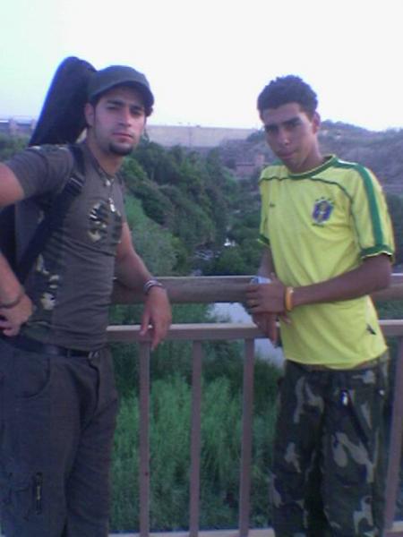 j sui la enore avec mon ami intime